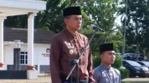 Wakil Bupati Muaro Jambi, Junaidi Mahir, memimpin upacara pengibaran bendera Merah Putih dalam rangka memperingati Hari Pendidikan Nasional (Hardiknas) tahun 2026.